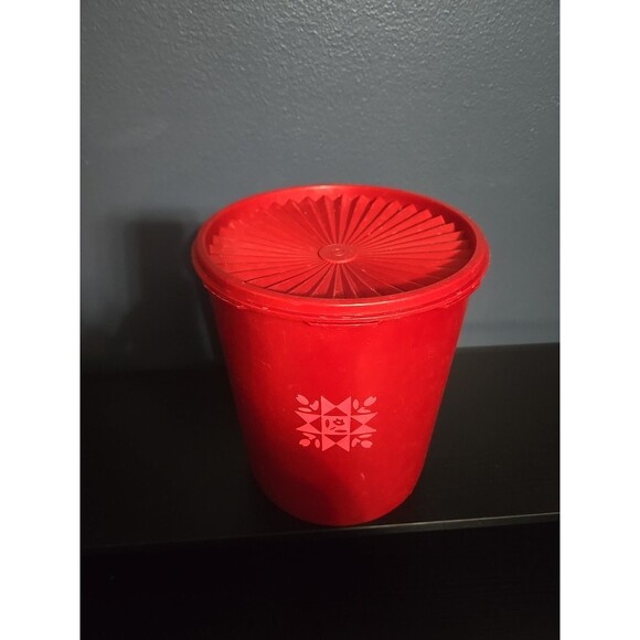 Vintage-Tupperware Servalier 811-13 “Red Canister Tulip Quilt Design” - Picture 2 of 6